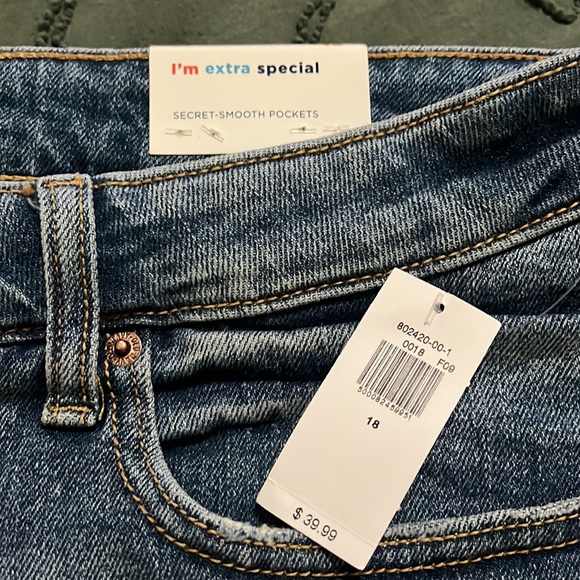 Brand new size 18 Old navy shorts - Picture 2 of 5